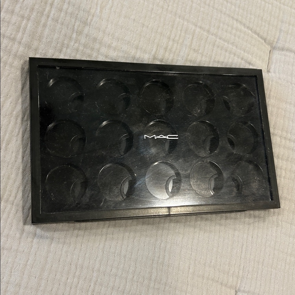 MAC Cosmetics Empty Magnetic Eyeshadow Palette Case - Black - Picture 4 of 6